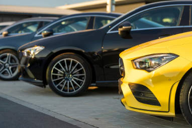 Gelber Mercedes-Benz für Autoankauf Homburg